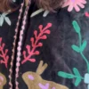 Lakshmi Jacket. Color negro con conejos
