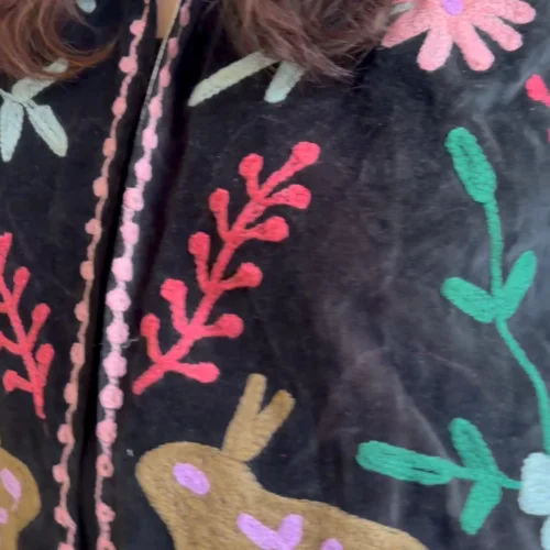 Lakshmi Jacket. Color negro con conejos