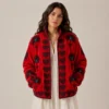 Lakshmi Jacket. Color rojo cereza con abanicos