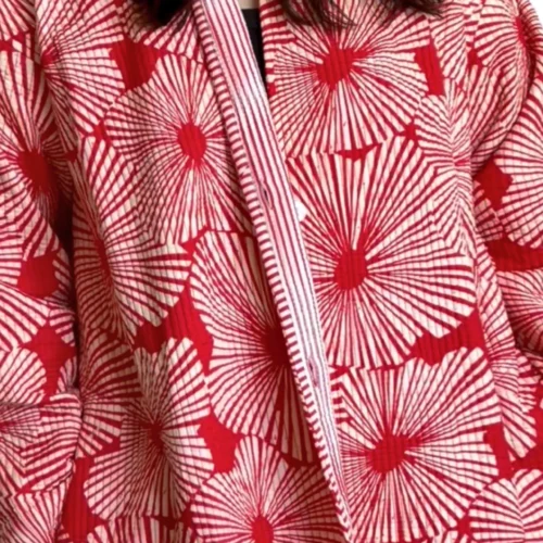 25 Selene Jacket, Color rojo brillante con flores