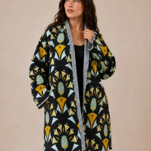Selene Jacket. Color negro con abanicos