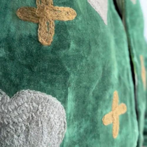 6 Lakshmi Jacket. Color verde pino con corazones