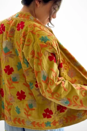 7 Lakshmi amarilla con flores