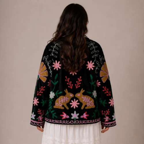 Lakshmi Jacket. Color negro con conejos