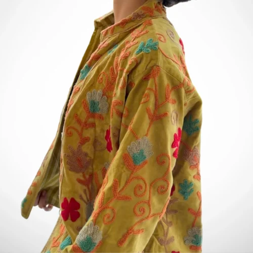Lakshmi amarilla con flores
